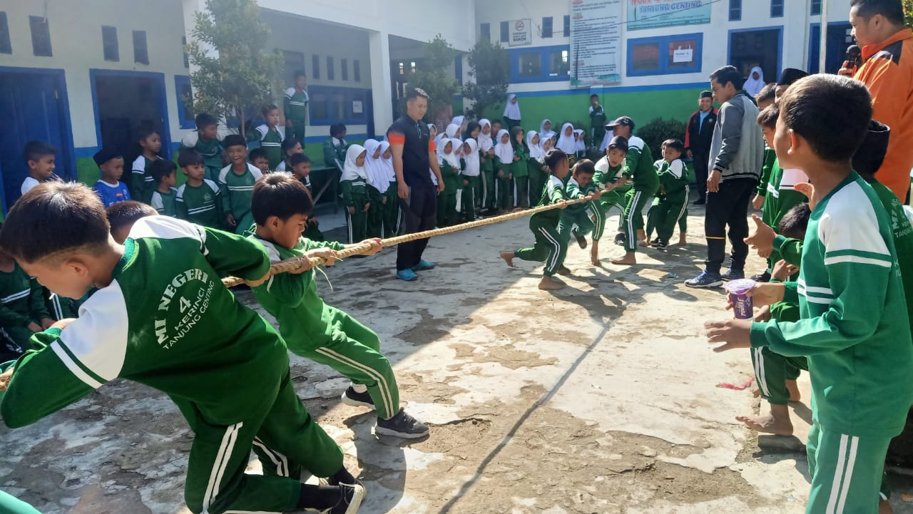 Meriahkan Hari Guru Siswi MIN 4 Kerinci Lakukan Perlombaan Tarik Tambang Antar Kelas 