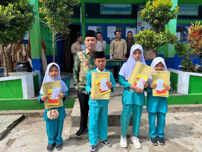 Kepala Madrasah MIN 4 Kerinci Berikan Hadiah kepada Siswa Berprestasi di Bidang Kokurikuler
