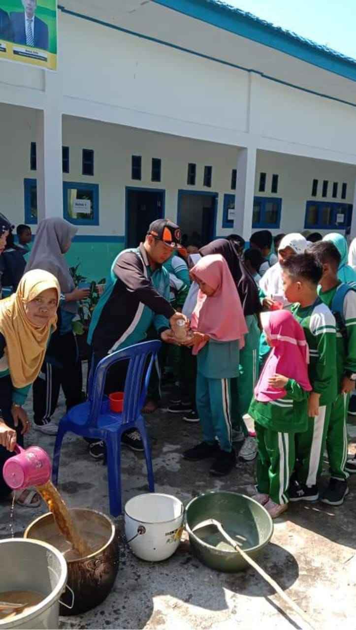 Pemberian makanan tambahan bubur kacang hijau gratis dalam rangka kegiatan class meeting siswa MIN 4 Kerinci