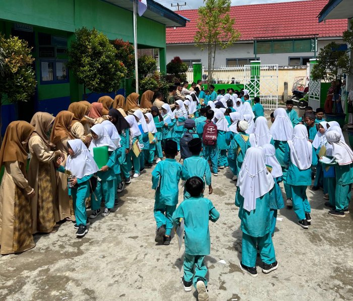Salam-Salaman Sebelum Libur Semester di MIN 4 Kerinci