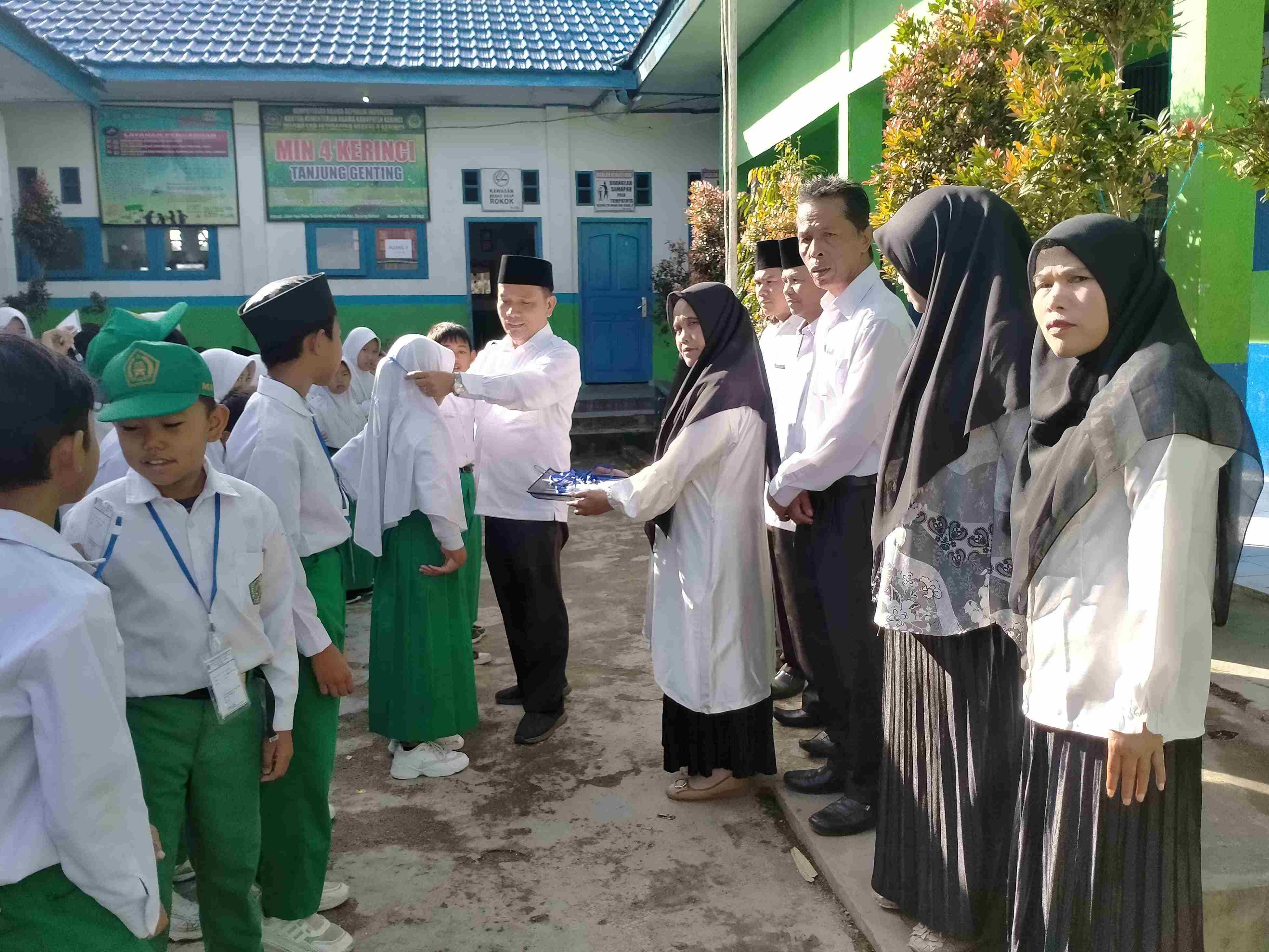 Pengalungan Nomor Peserta Ujian Dilakukan oleh Bapak Kepala Madrasah Sebagai Pembukaan Assesmen Semester Ganjil Tahun 2024-2025