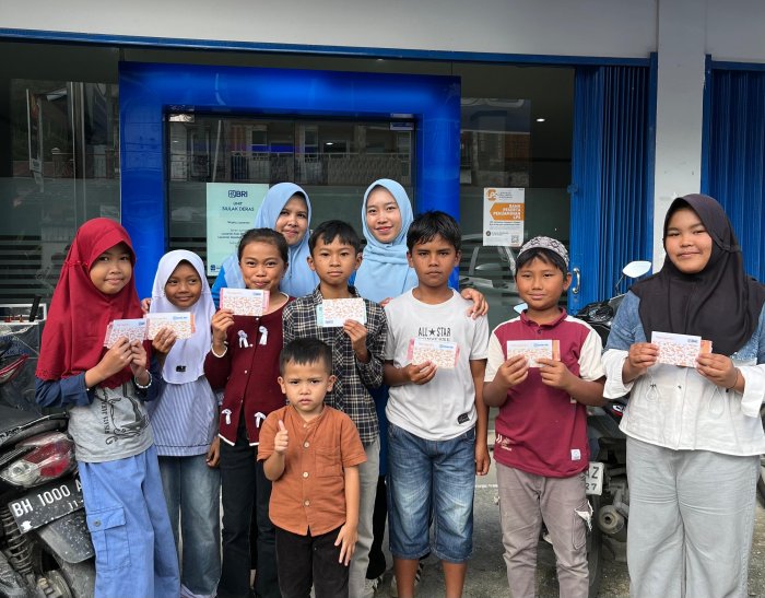 Siswa MIN 4 Kerinci Terima Beasiswa PIP di Bank BRI Unit Siulak Deras di Dampingi oleh Guru dan Orangtua siswa
