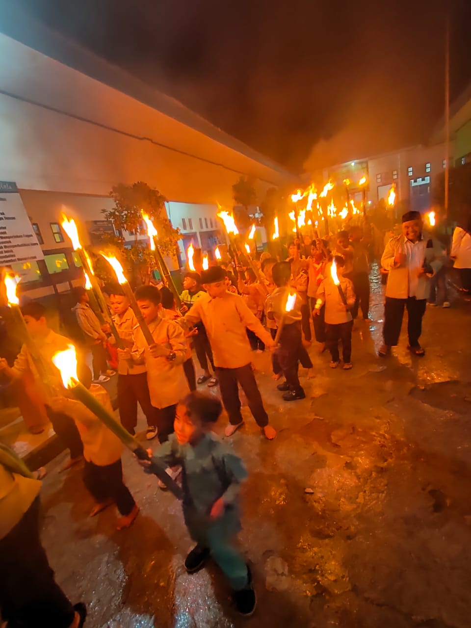 Tanjung Genting Dan Tanjung Genting Mudik Menyala!!! Ratusan siswa siswi MIN 4 Kerinci  Gelar Pawai Obor Memasuki Bulan Suci Ramadhan mengajak masyarakat Melaksanakan Puasa Ramadhan 