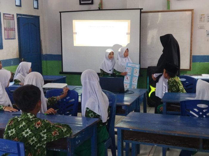 MIN 4 KERINCI Terapkan Pembelajaran Bahasa Arab Berbasis Proyek untuk Tingkatkan Kreativitas Siswa