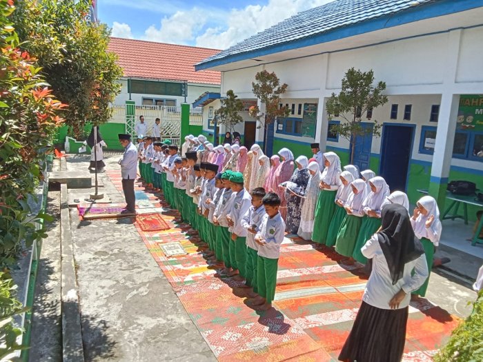 Pembiasaan Sholat Zuhur Berjamaah, MIN 4 Kerinci Tanamkan Karakter Religius kepada Peserta Didik Pembiasaan Sholat Zuhur Berjamaah, MIN 4 Kerinci Tanamkan Karakter Religius kepada Peserta Didik