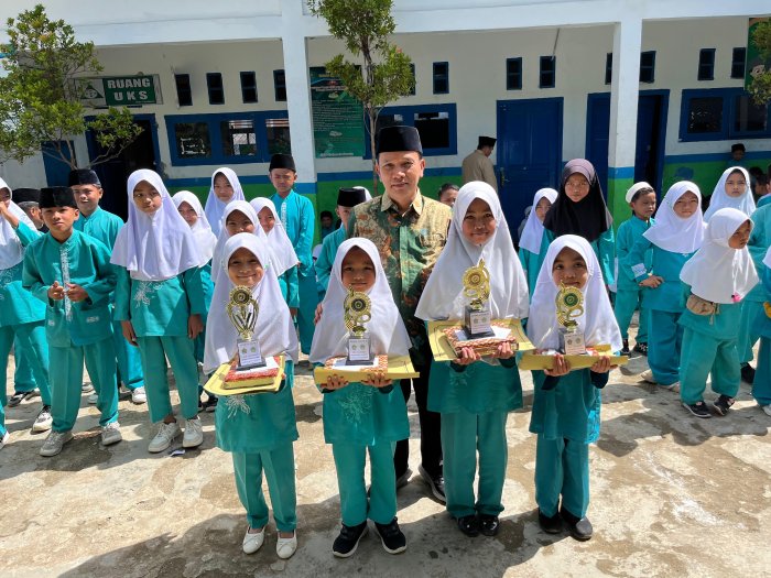 Pengambilan Rapor dan Pemberian Hadiah Prestasi di MIN 4 Kerinci Berlangsung Khidmat