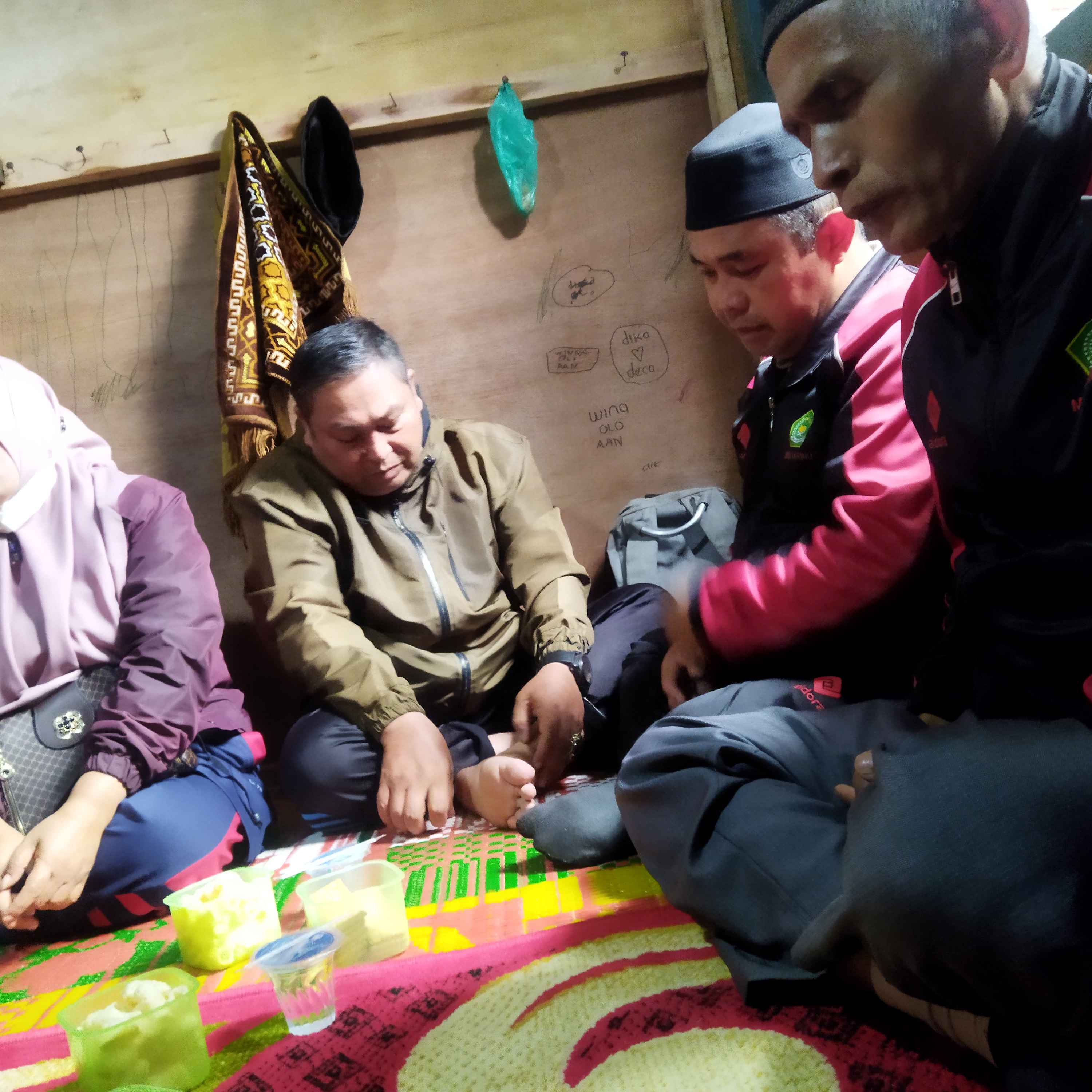 Keluarga Besar MIN 4 Kerinci Bertakziah ke rumah Salah satu wali Murid yang meninggal di Desa Simpang Tutup 