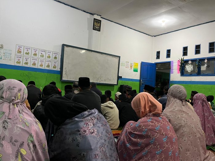 Sholat Tahajud Berjamaah Perkuat Keimanan Guru dan Siswa dalam Kegiatan MABIT di MIN 4 Kerinci