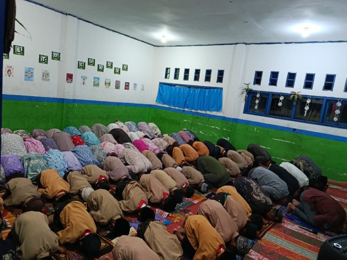 Sholat Magrib Berjamaah Warnai Kekhusyukan Kegiatan MABIT di MIN 4 Kerinci