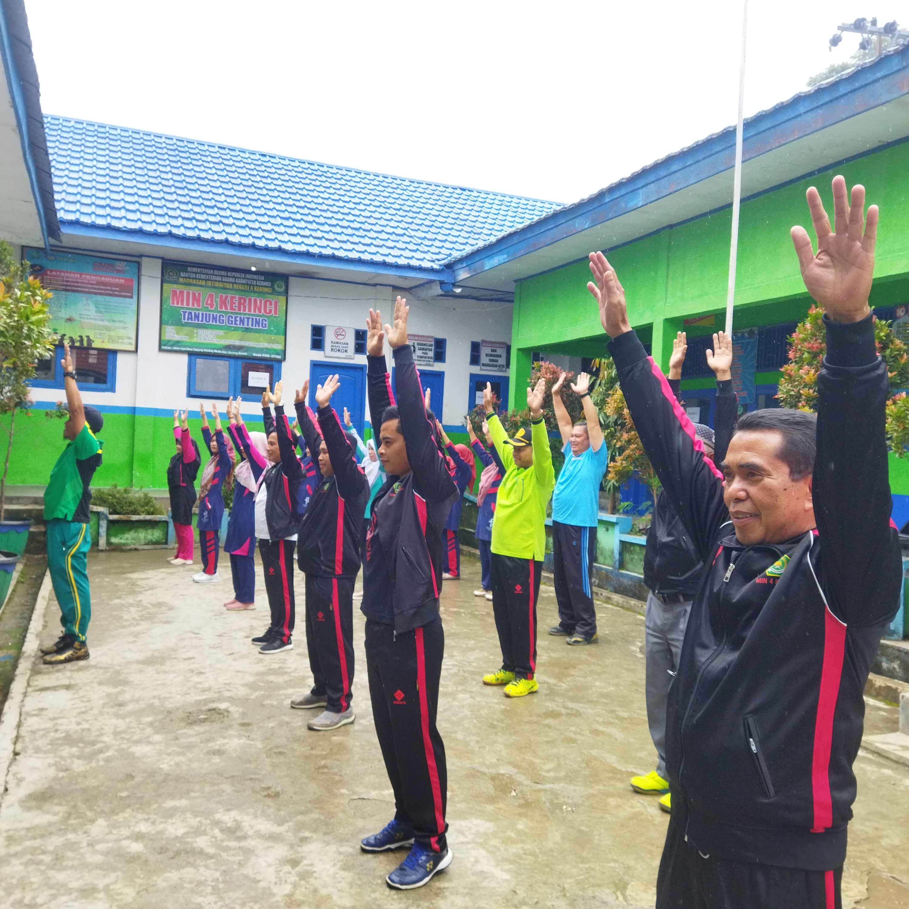 Meriahkan Pembukaan HAB Ke 79 Pegawai Madrasah Ibtidaiyah Negeri 4 Kerinci Lakukan Senam Di halaman Madrasah 