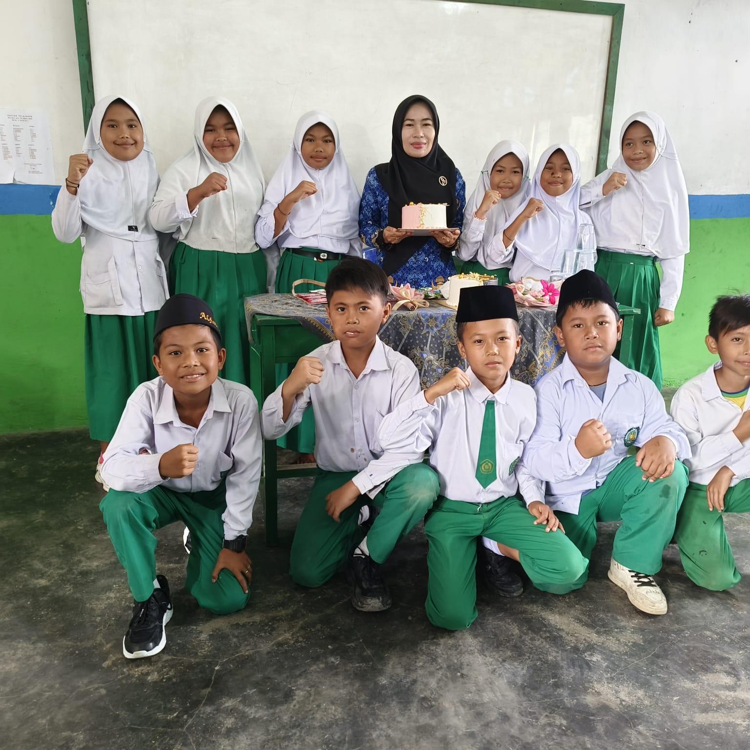 Pelaksanaan Hari Guru di MIN 4 Kerinci Lakukan Pemotongan Kue
