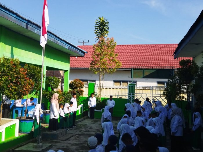 Guru MIN 4 Kerinci  Menjadi Pembina Upacara, Tekankan Pentingnya Disiplin dan Akhlak Mulia