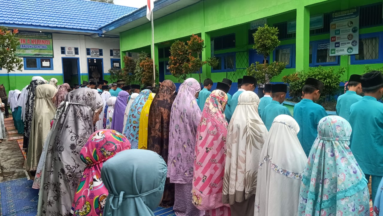 Tingkatkan Ketaatan Kepada Allah SWT Siswa Dan Siswi MIN 4 Kerinci Jalankan Program Sholat Dhuha Berjamaah Di Halaman Madrasah
