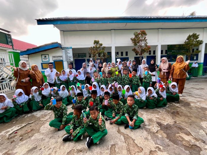 MIN 4 Kerinci Dikunjungi Tim Puskesmas Simpang Tutup dalam Edukasi Cara Menyikat Gigi yang Benar MIN 4 Kerinci Dikunjungi Tim Puskesmas Simpang Tutup dalam Edukasi Cara Menyikat Gigi yang Benar