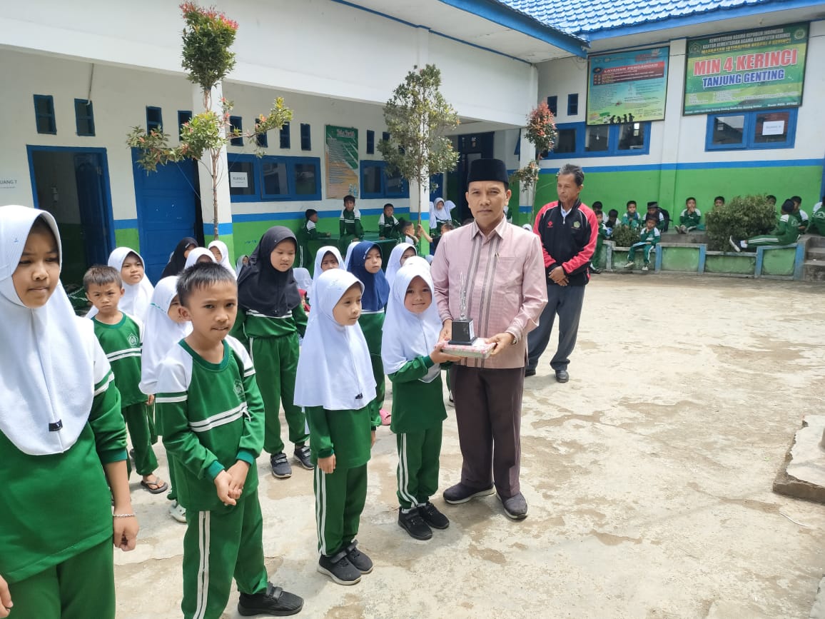 Pembagian Rapor Semester Ganjil Madrasah Ibtidaiyah Negeri 4 Kerinci Ini yang Juara Umum 
