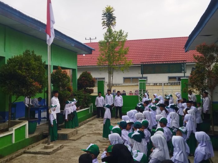 Kepala MIN 4 Kerinci Tekankan Pentingnya Belajar dengan Baik dan Sholat Zuhur Berjamaah dalam Upacara Bendera Kepala MIN 4 Kerinci Tekankan Pentingnya Belajar dengan Baik dan Sholat Zuhur Berjamaah dalam Upacara Bendera