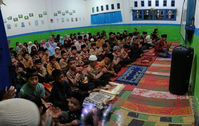 Sholat Isya Berjamaah Penuh Kekhusyukan dalam Rangkaian MABIT MIN 4 Kerinci