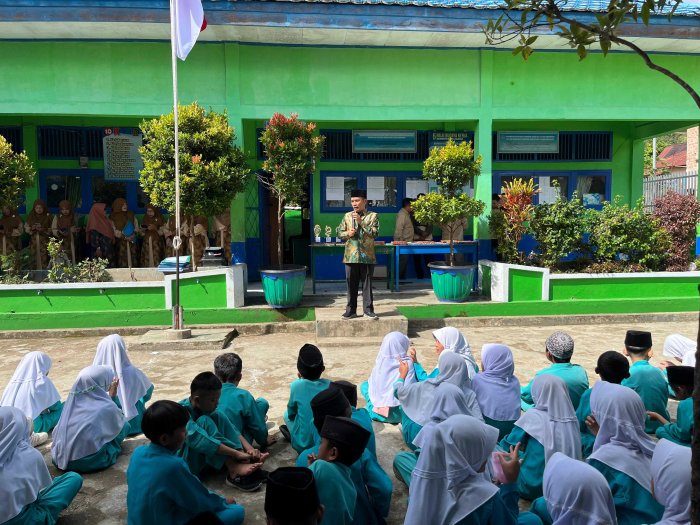 Kepala MIN 4 Kerinci Berikan Arahan Jelang Pengambilan Rapor
