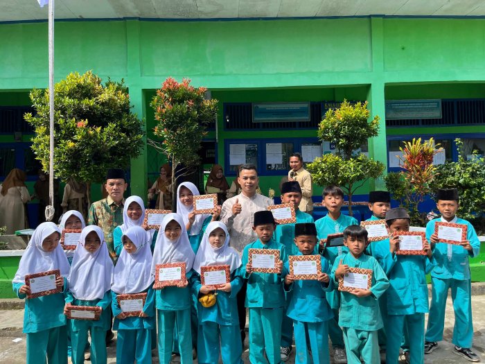 Pemberian Hadiah Class Meeting MIN 4 Kerinci
