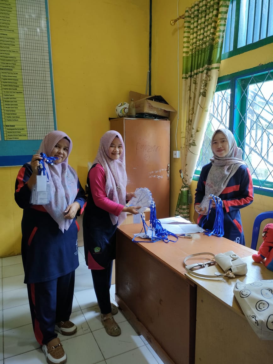 Kerja Lembur Panitia Pelaksana Ujian Assesmen Semester Ganjil MIN 4 Kerinci Tahun 2024-2025