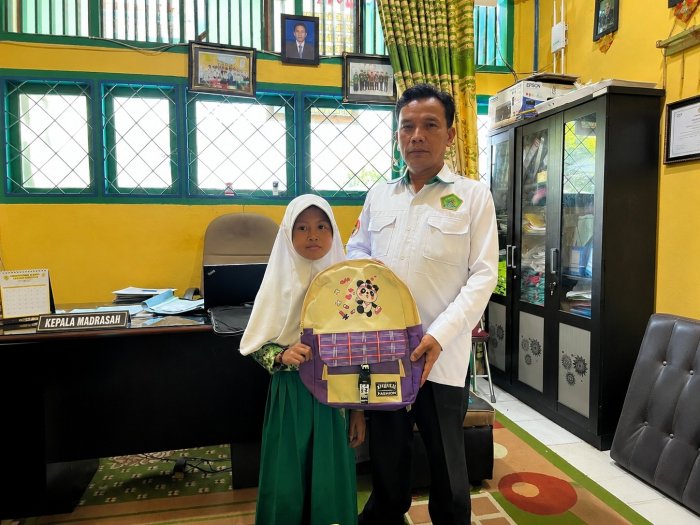 Kepala MIN 4 Kerinci Salurkan Bantuan Zakat Kementerian Agama Kabupaten Kerinci kepada Siswa Yatim Kepala MIN 4 Kerinci Salurkan Bantuan Zakat Kementerian Agama Kabupaten Kerinci kepada Siswa Yatim
