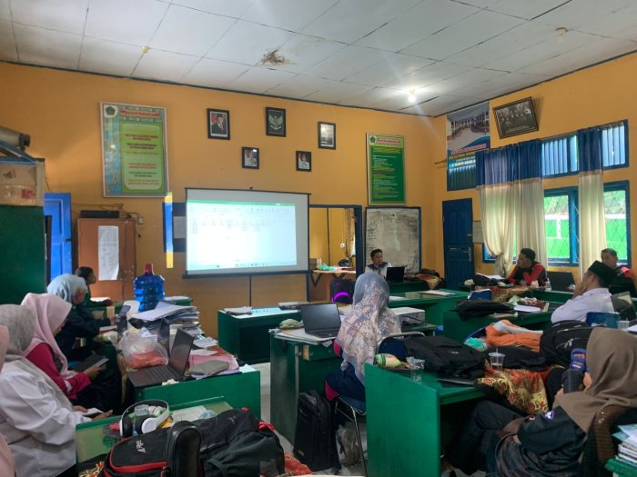 MIN 4 Kerinci Gelar Rapat Pengisian dan Pengambilan Rapor Semester