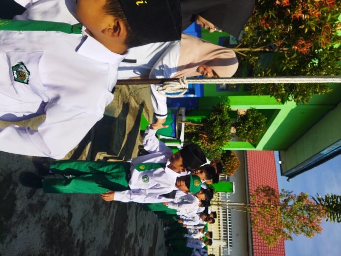 MIN 4 Kerinci Laksanakan Pembiasaan Salam Bersama Guru Sebelum Memasuki Kelas